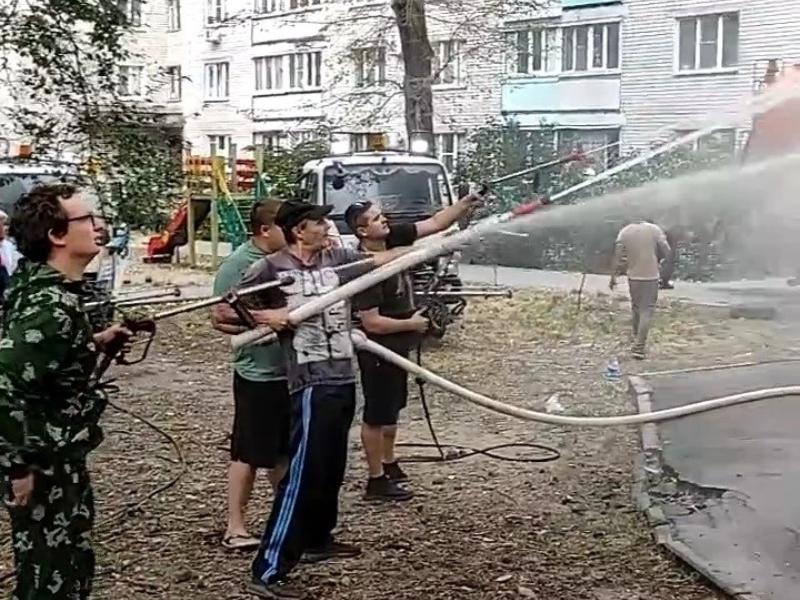 Коммунальщики Воронежа тушат пожар