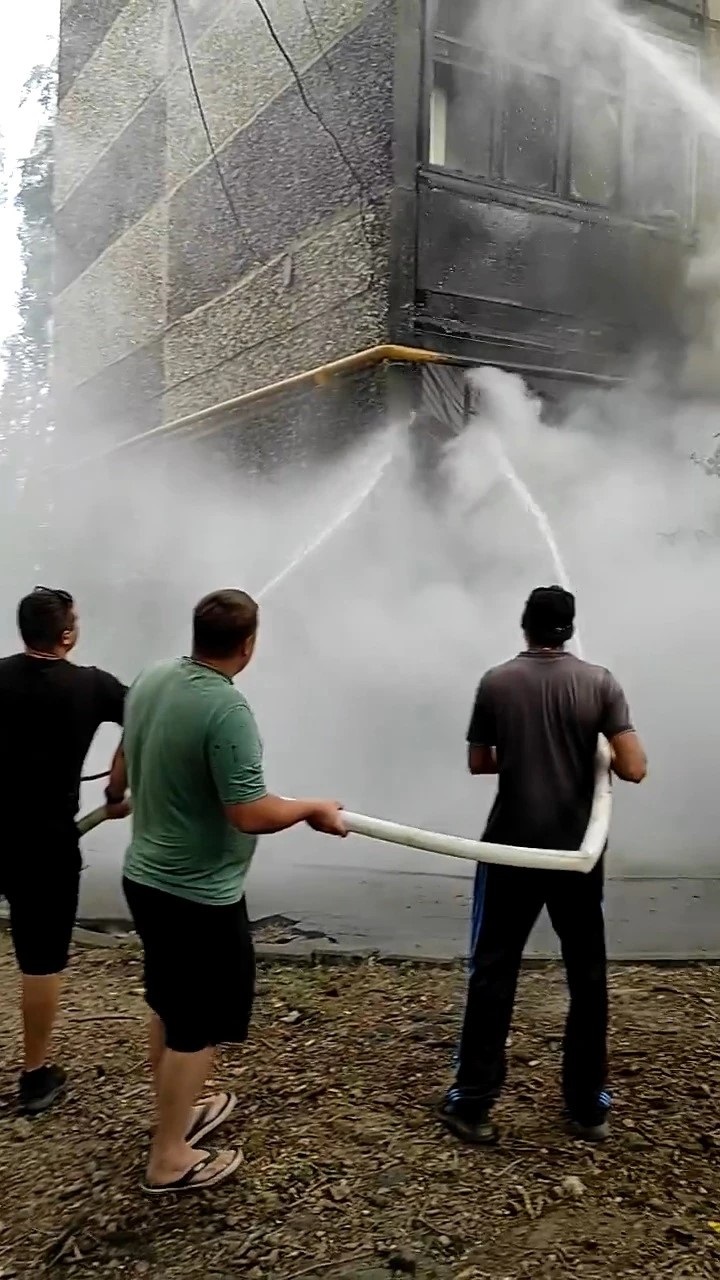 Струи воды в очаг возгорания